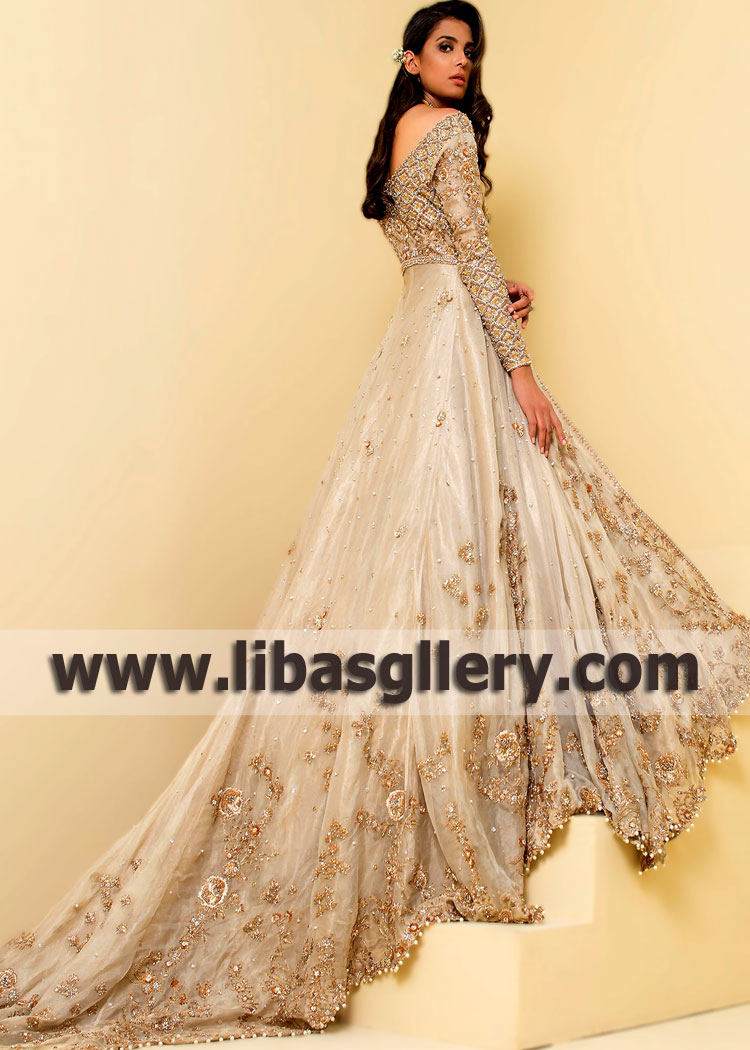 Beauteous Ivory Carnation Wedding Gown for Reception