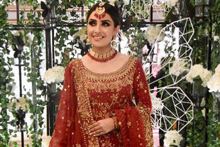 Gorgeous Women wearing pakistani wedding jewellery set