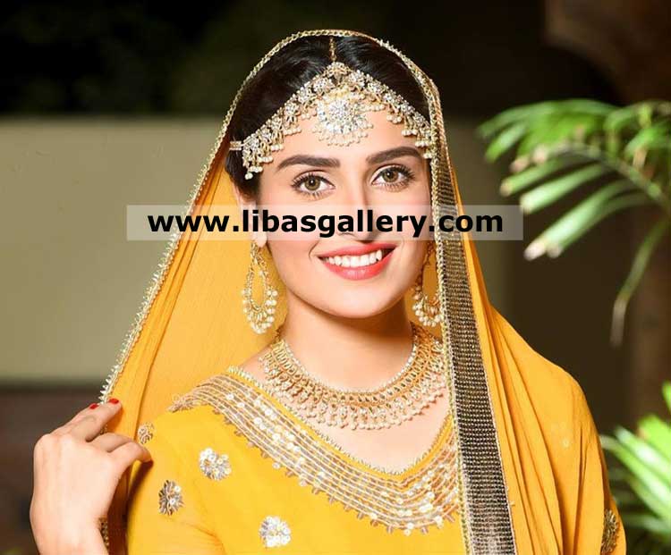 pretty women wearing designer bridal jewelry set