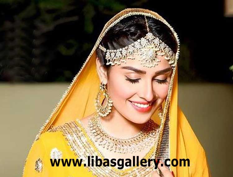 pretty women wearing designer bridal jewelry set