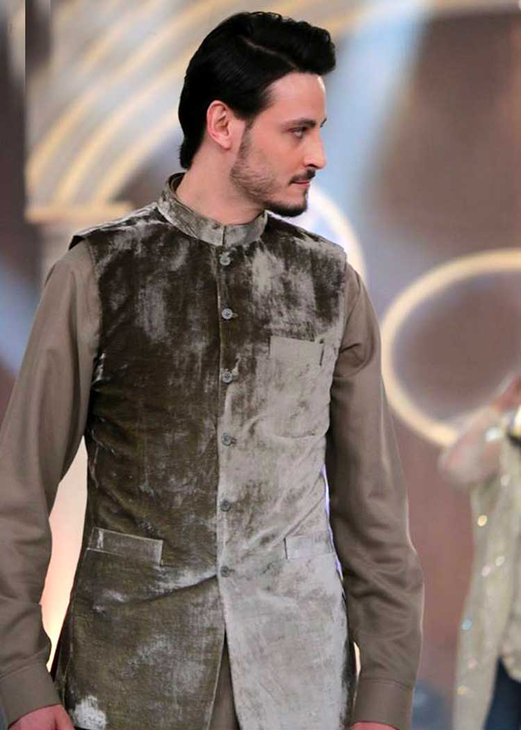 osman khalid butt wearing designer pure velvet dark gray waistcoat with actress maya ali in bridal couture week pakistan show uk usa canada dubai australia